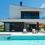 Modern And Stylish In וילה וודניאן