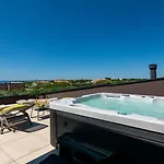 Modern And Stylish In וודניאן