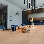Modern And Stylish In * וודניאן